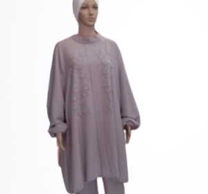 Un conjunto de dos piezas para mujer